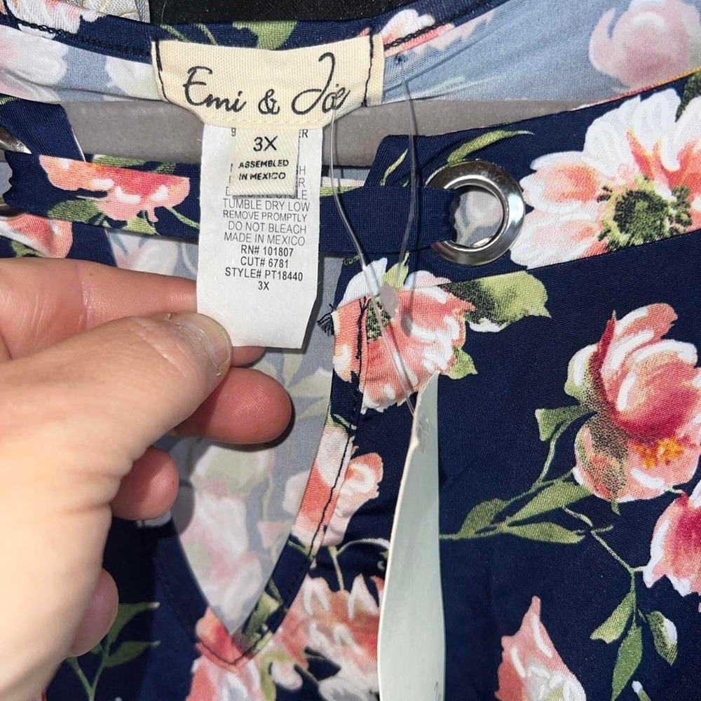 Emi & Joe Women 3X Navy Blue Floral Twist Front Grommet Blouse NWT PT18440 - Picture 2 of 5